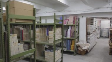 Depo Odası tavasında Yazılı Medya Kitapları