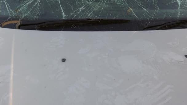 Ødelagt Glas Revnet Forrude Beskadiget Køretøj Hagl Storm Ice Balls – Stock-video