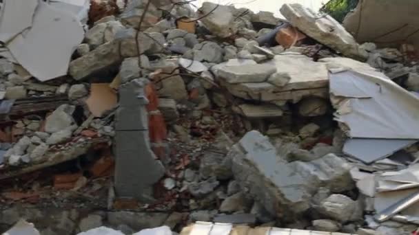 Rijden Door Puin Ingestorte Huizen Gebouw Ruïnes Beschadigde Structuur — Stockvideo