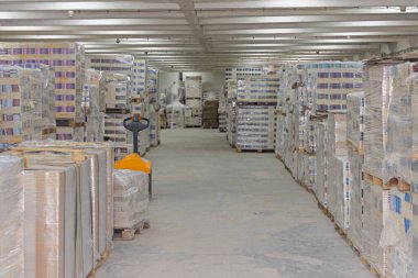 Depo Odasındaki Paletlerde Bir Çok Yeni Kitap Yazdırma