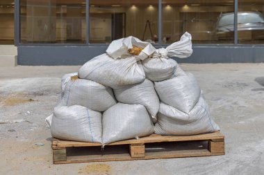Tahta Palet 'te Kum Torbası Dolu Torbalar