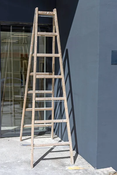 Magas Fából Készült Létra Külső Építési Munkáknál — Stock Fotó