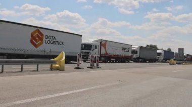 Horgos Roszke, Macaristan - 01 Ağustos 2022: AB Sınır Girişi Lojistik Sorununda Uzun Kamyon Kuyruğu.