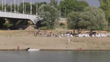 Szeged, Macaristan - 01 Ağustos 2022: Sandy Beach Tisza Nehri Kıyısı Sıcak Güneşli Yaz Günü Panorama.