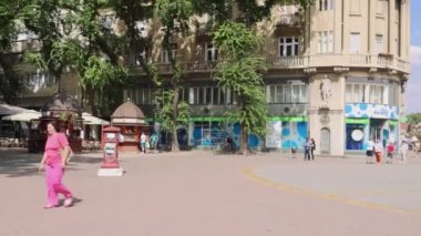 Subotica, Sırbistan - 01 Ağustos 2022: Ulusal Tiyatro Tarihi Binası önündeki Cumhuriyet Meydanında Yürüyen İnsanlar Sıcak Yaz Günü Panoraması.