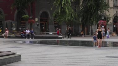 Subotica, Sırbistan - 01 Ağustos 2022: Liberty Square 'deki Tarihi Belediye Binası Sıcak Yaz Günü Eğilimi.