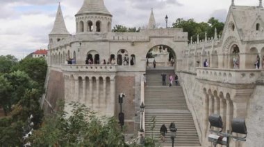Budapeşte, Macaristan - 31 Temmuz 2022: Birinci bölgedeki Budapeşte Şatosu 'nun yakınında bulunan Balıkçı Baskısı Kalesi' ni Ziyaret Eden Turistler.