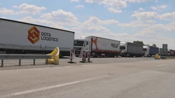 Horgos Roszke Ουγγαρία Αυγούστου 2022 Μεγάλη Ουρά Φορτηγών Που Φορτώνουν — Αρχείο Βίντεο