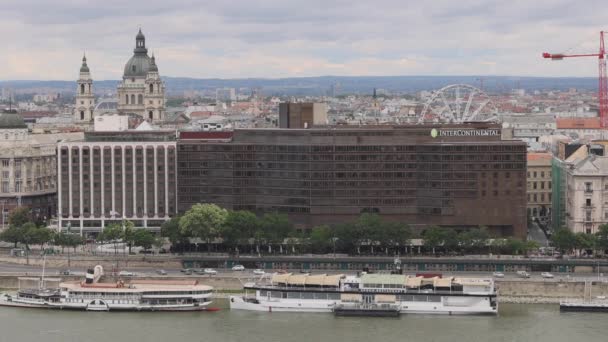 2022年7月31日 ハンガリーの首都ブダペストのドナウ川沿岸にあるホテルインターコンチネンタルビル夏の日 — ストック動画