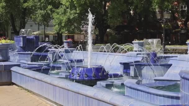 セルビア スボティツァ2022年8月1日 青いタイル噴水歴史的建造物暑い夏の日のズーム — ストック動画