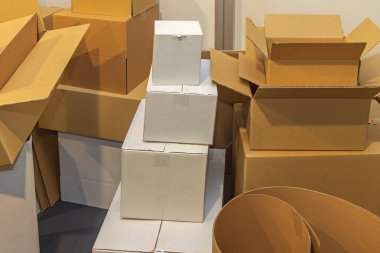 Yığılmış Karton Kutular Paketler Nakliye Taşımacılığı