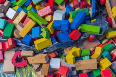 Vintage Renkli Ahşap Bina Tuğlaları Eski Oyuncaklar