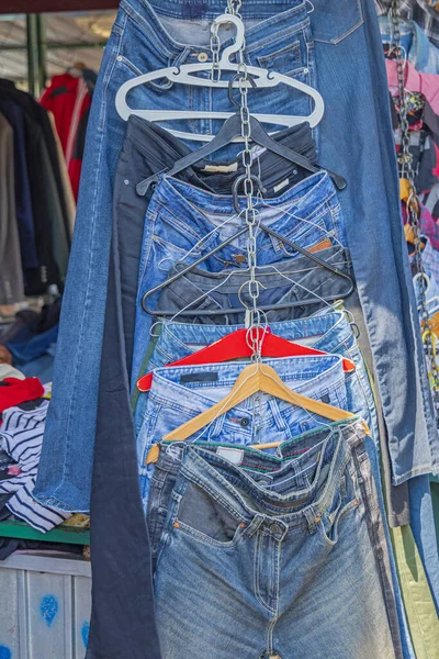 Blue Denim Παντελόνι Τζιν Παντελόνι Κρέμονται Flea Αγορά — Φωτογραφία Αρχείου