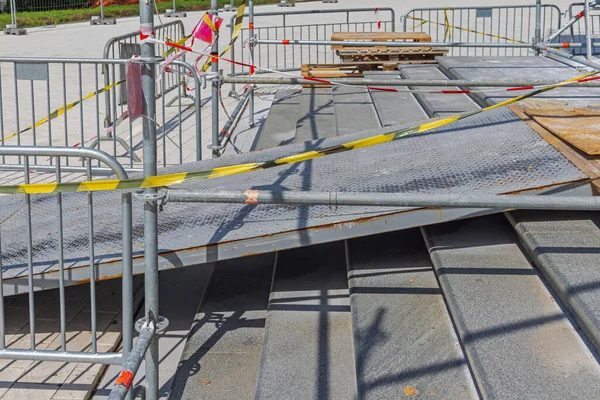Erişim Çelik Rampası Merdivenlerin Üzerinde Yamaç Nşaat Alanı — Stok fotoğraf