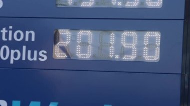 Benzin İstasyonunda Yakıt Fiyatı Listesini Beyaz Listede Göster Totem Eğik