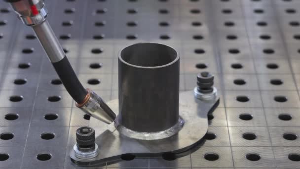 Braço Robô Processo Soldagem Automatizado Tubos Metal Mesa Trabalho — Vídeo de Stock