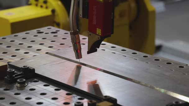 Processo Automático Robô Soldadura Com Navegação Vermelha Feixe Laser Tabela — Vídeo de Stock