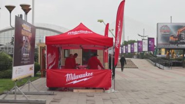 Belgrad, Sırbistan - 28 Nisan 2022: Amerikan Şirketi Milwaukee Alet Kırmızı Çadır İnşaat Ticaret Fuarı Zoom Fuarı.
