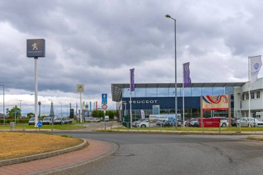 Budapeşte, Macaristan - 31 Temmuz 2022: Peugeot M5 Merkezi Fransız Motorlu Taşıt Satıcısı.