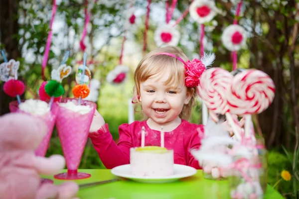Chica feliz con pastel de cumpleaños Imagen de archivo