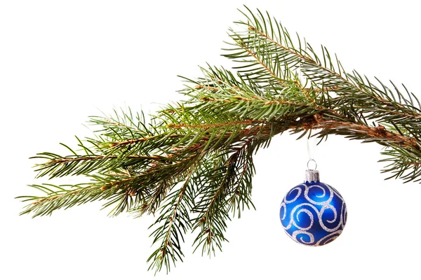 Blauer Weihnachtsschmuck am Tannenbaum — Stockfoto