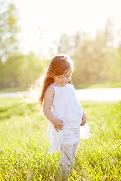 Malá holčička venku — Stock fotografie