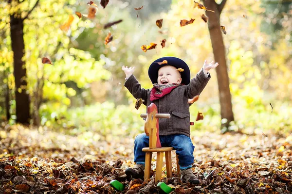 Kleiner Junge im Herbstwald lizenzfreie Stockbilder
