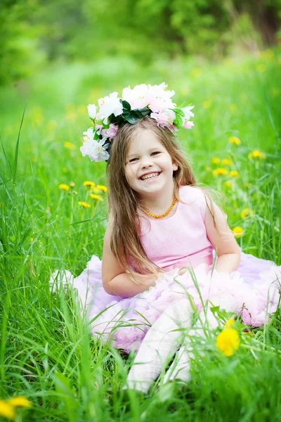 Милая маленькая девочка на открытом воздухе — стоковое фото