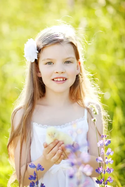 Girl with chicken — Stock Photo, Image