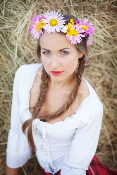 Dívka s květinový věnec venku — Stock fotografie
