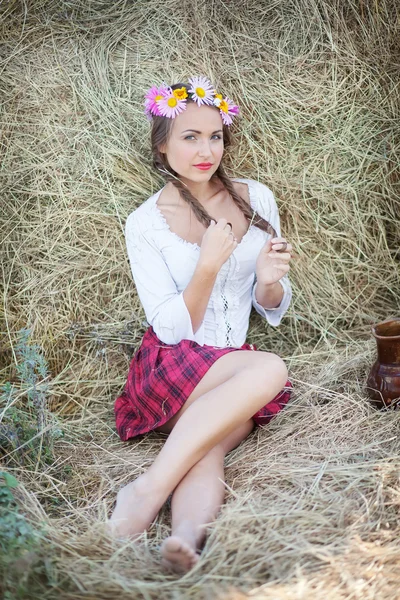 Niña con corona de flores al aire libre —  Fotos de Stock