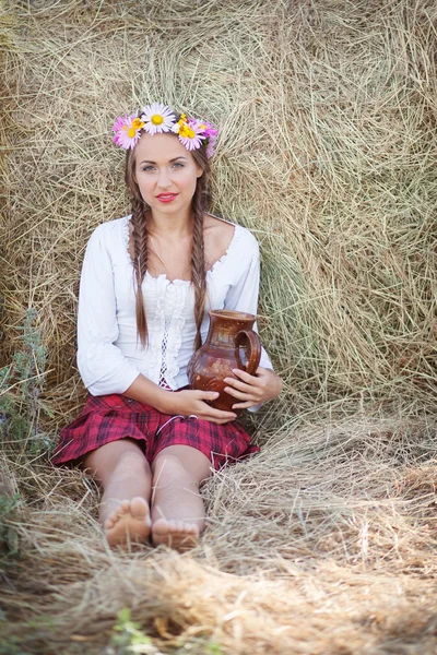 Mädchen mit Blumenkranz im Freien — Stockfoto