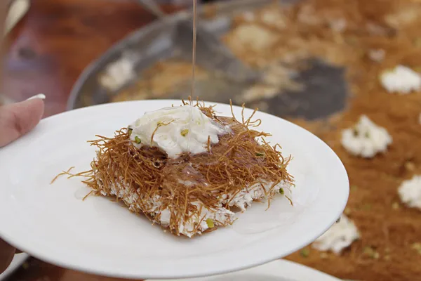 Esmalliyeh arabisches Dessert in einem Teller — Stockfoto