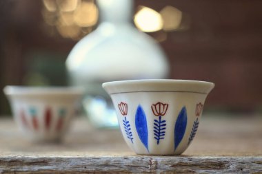 Geleneksel Lübnan saman kahvesi. Arka planda da bir ebrik var..