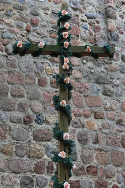 Ein Kruzifix Mit Einem Rosenband Auf Einer Steinmauer — Stockfoto