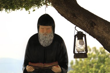 Lübnanlı Aziz Mar Charbel 'in bir heykeli kitap okuyor..