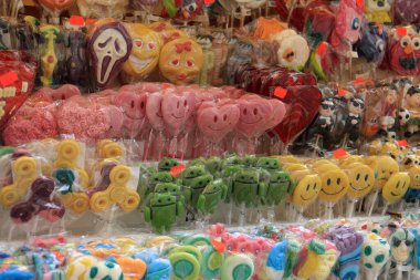 Markette çeşitli lolipoplar sergileniyor..