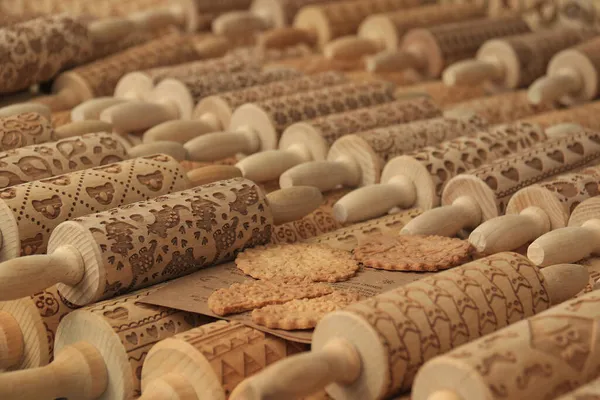Uma Exibição Pinos Rolamento Madeira Com Vários Projetos Cookies Amostra — Fotografia de Stock