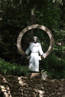 ASSISI, ITALY - 29 Haziran 2014: Eremo dell Carceri 'de Sandro Da Verscio tarafından yapılan Universal Love (S. Francesco dell' Amore Universale) heykeli. Budizm, Hristiyanlık ve Budizm 'in beş ana dininin barışçıl birlikteliğini temsil etmektedir.