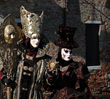 Venedik karnavalında maskeli bir çift, İtalya 2016.