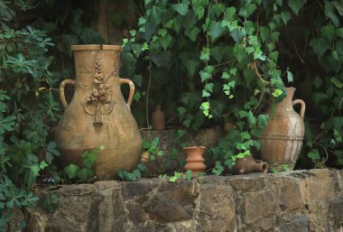 Lübnan terasotta kavanozları yemyeşil bir bahçede.