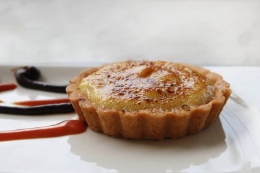 Kremalı tart ve kremalı brüle..