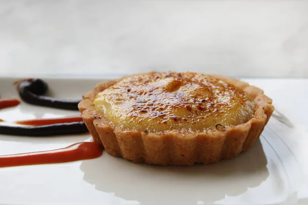 Eine Cremegefüllte Torte Mit Creme Brulee Obendrauf — Stockfoto