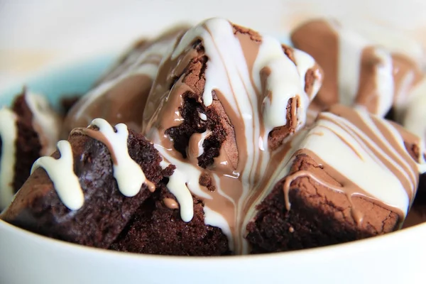 Trozos Brownie Cubiertos Con Jarabe Chocolate Blanco Leche — Foto de Stock