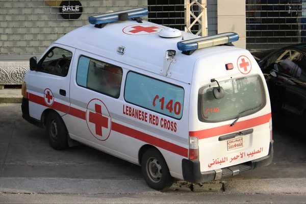 Fourgon Croix Rouge Libanaise Garé Avec 144 Numéro Urgence Écrit — Photo