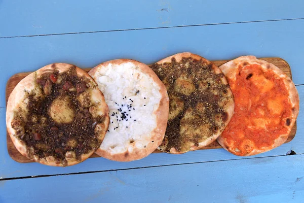 一组黎巴嫩Maouajanet或Manaqish Zaatar Cheese和Lahm Ajin — 图库照片