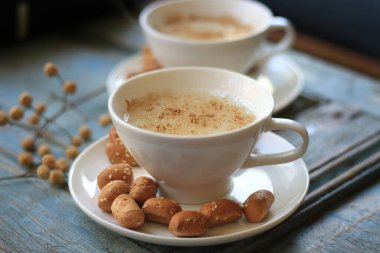 Kırsal ahşap arka planda iki fincan sıcak Sahlab..