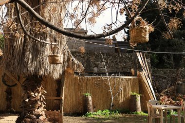 Etrafında saman parçaları olan bir Lübnan bahçesi..