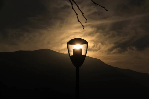 Sun Sunset Trapped Street Lamp — Zdjęcie stockowe