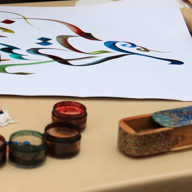 Hammana, Lübnan - 6 Haziran 2017: Bir festival sırasında yazılmış renkli Arapça yazı. 